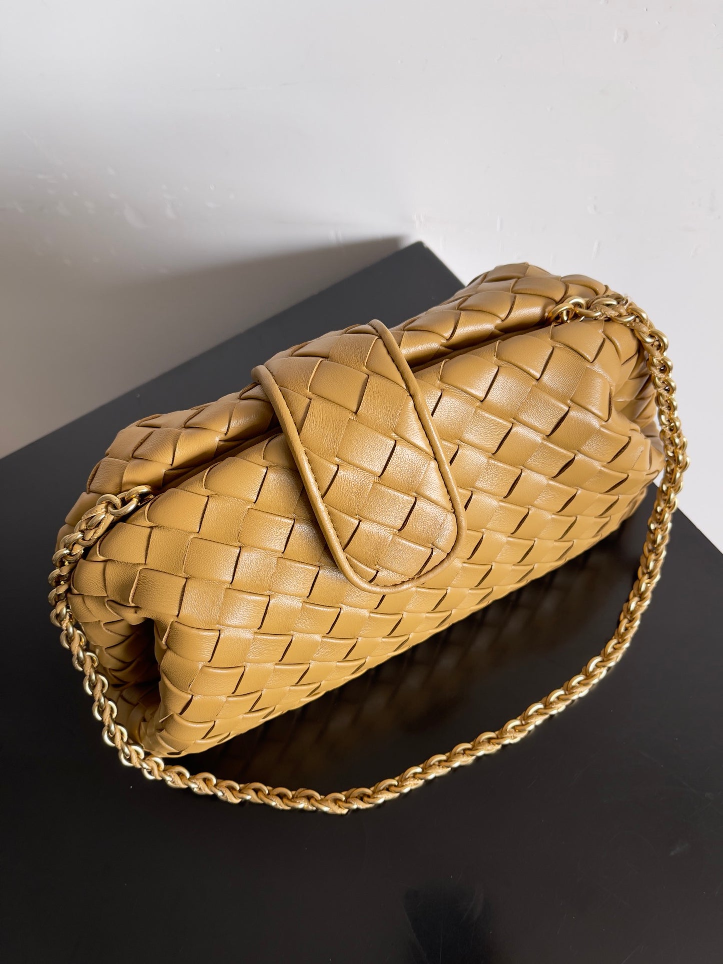 B編織- LAUREN CLUTCH 鏈條手拿包 卡其色