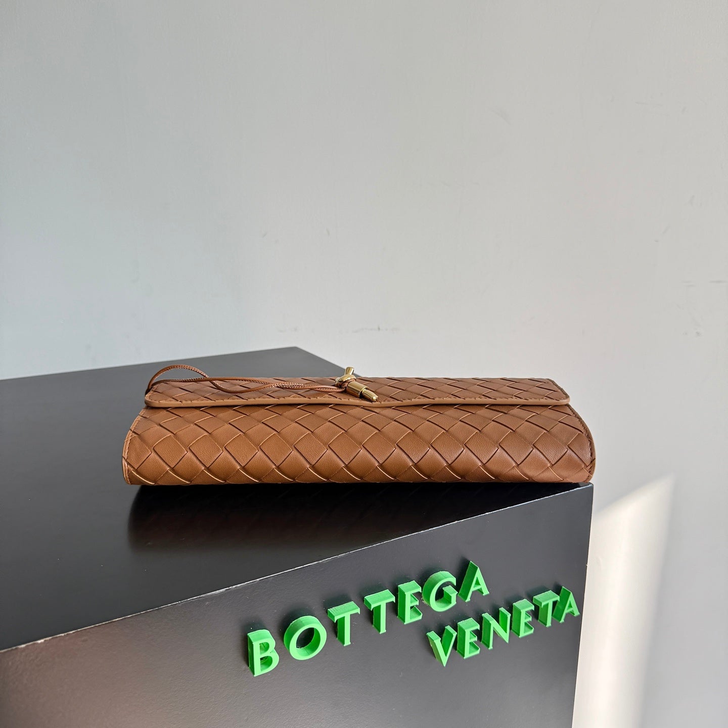 B編織- Veneta扭結扣手拿包 琥珀棕