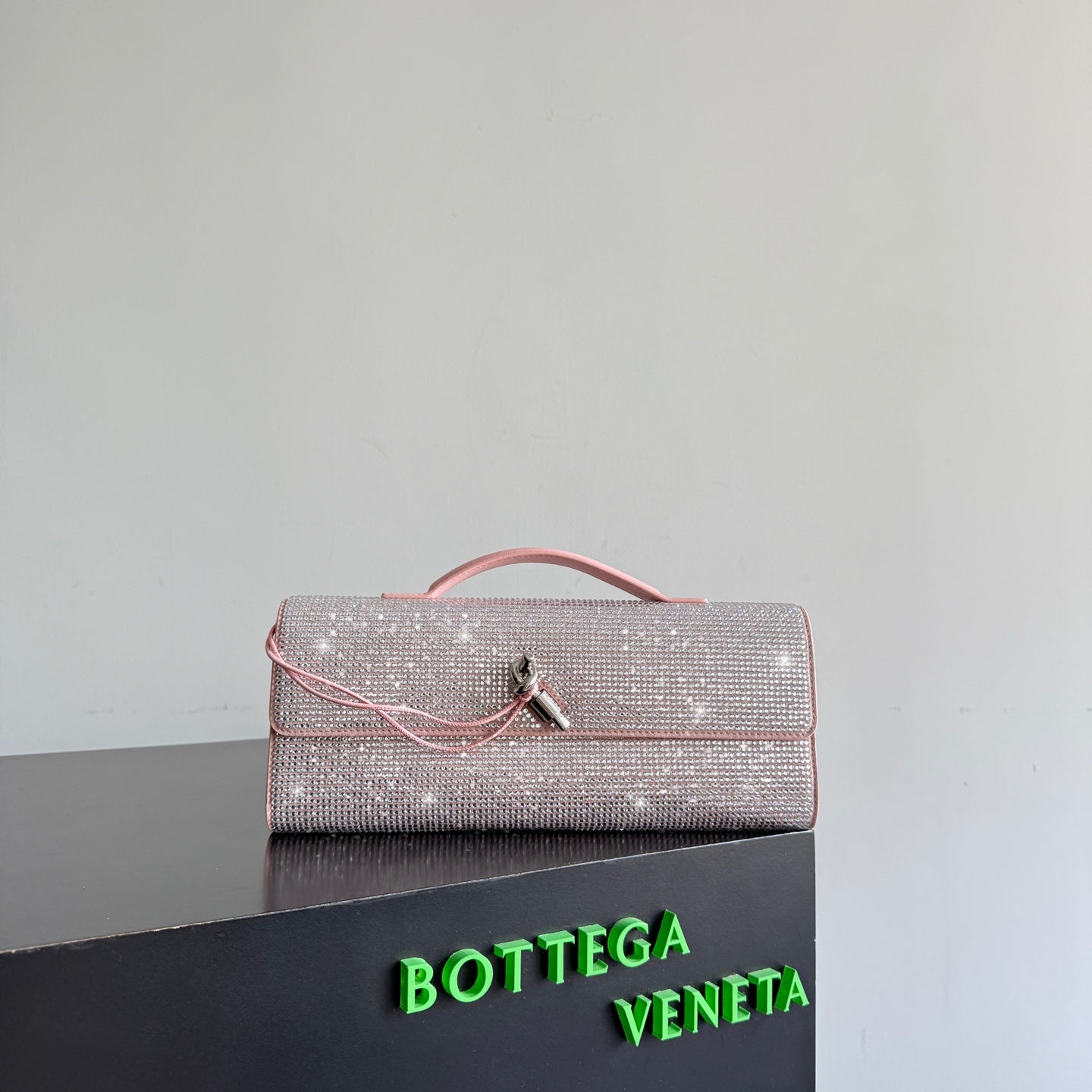 B編織- Veneta扭結扣手拿包 水鑽粉