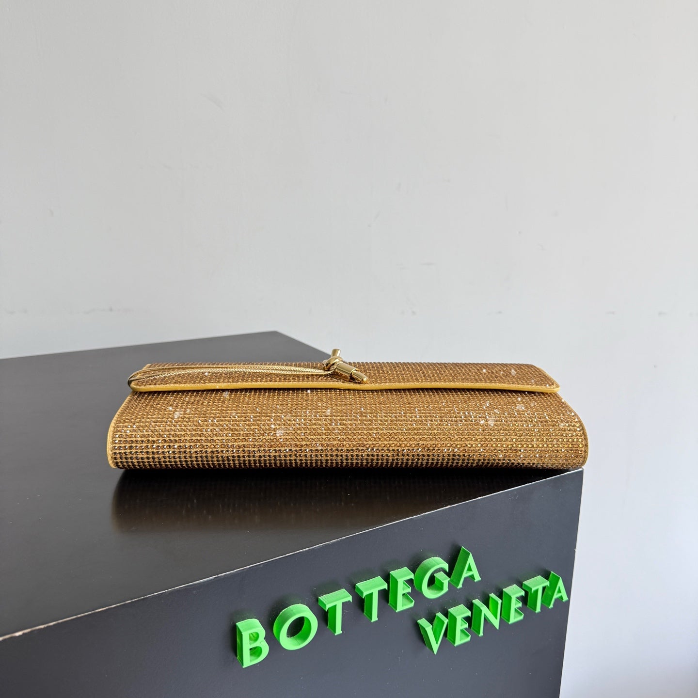 B編織- Veneta扭結扣手拿包 水鑽金