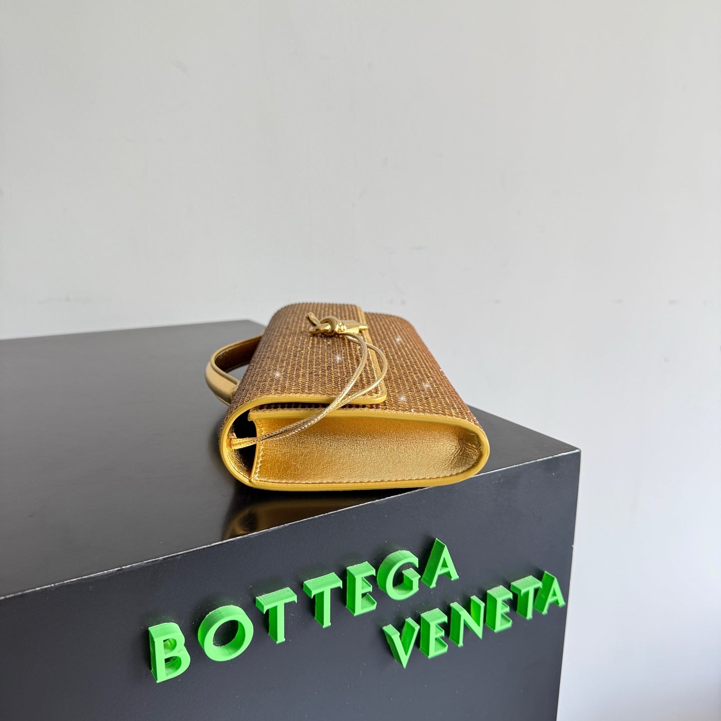 B編織- Veneta扭結扣手拿包 水鑽金