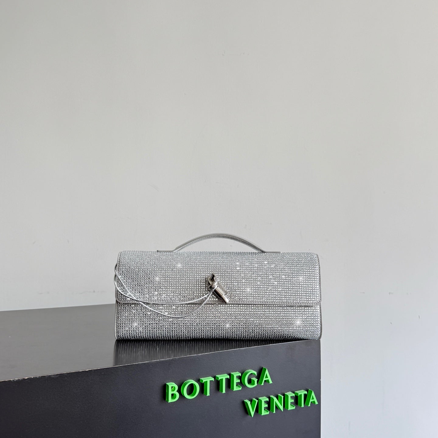 B編織- Veneta扭結扣手拿包 水鑽銀