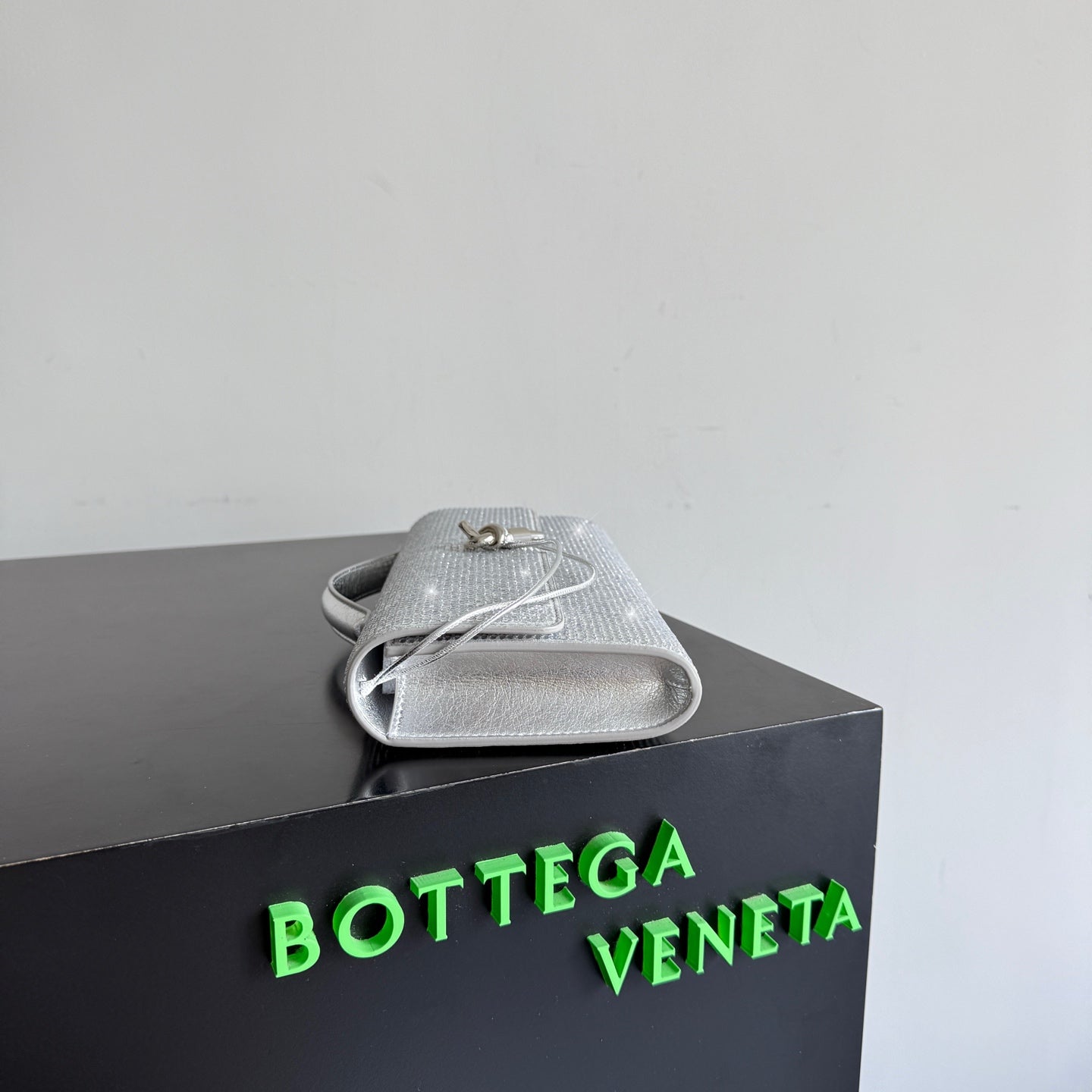 B編織- Veneta扭結扣手拿包 水鑽銀
