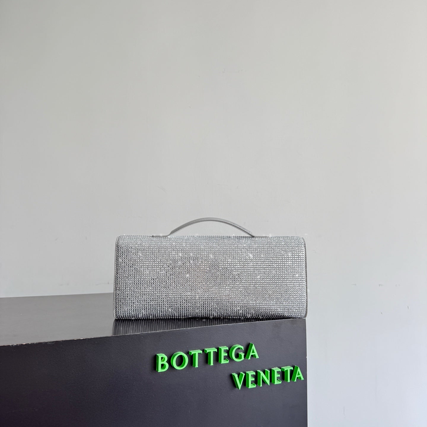 B編織- Veneta扭結扣手拿包 水鑽銀