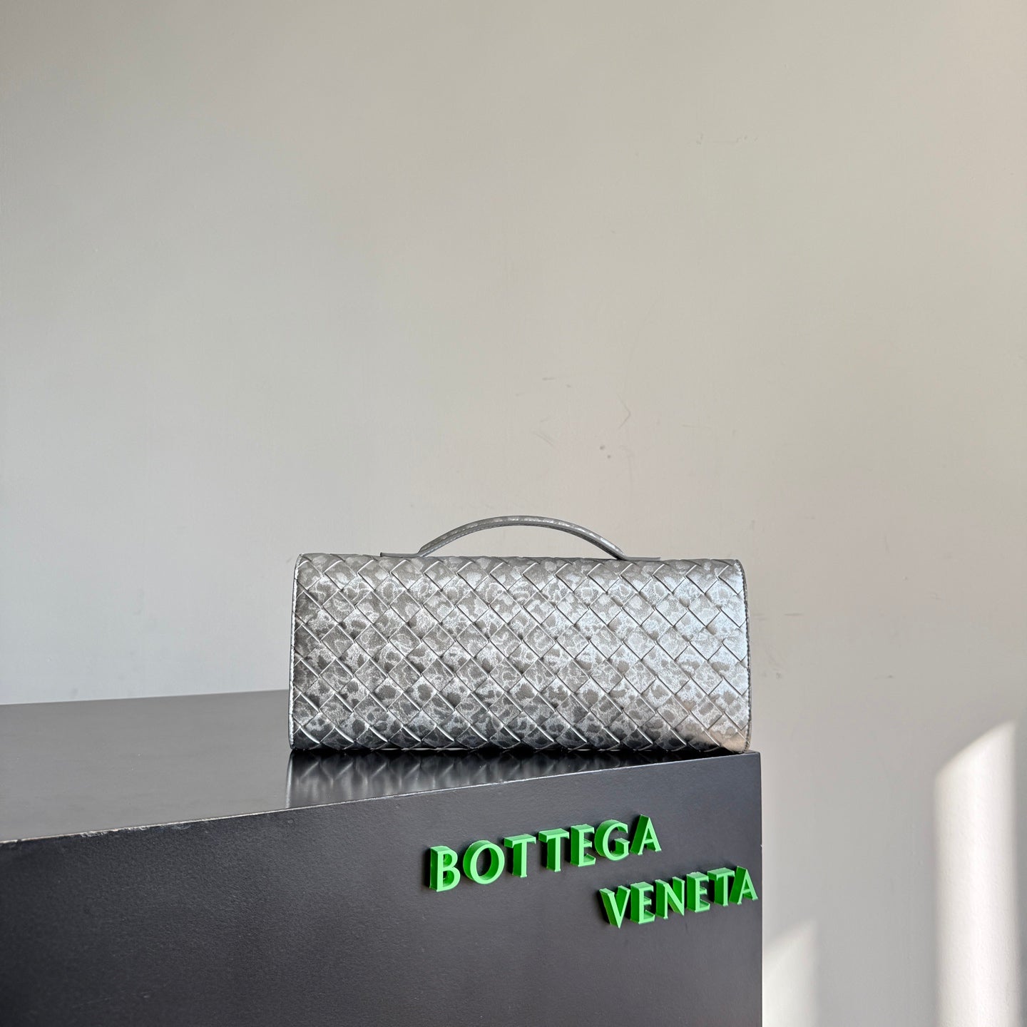 B編織- Veneta扭結扣手拿包 銀色