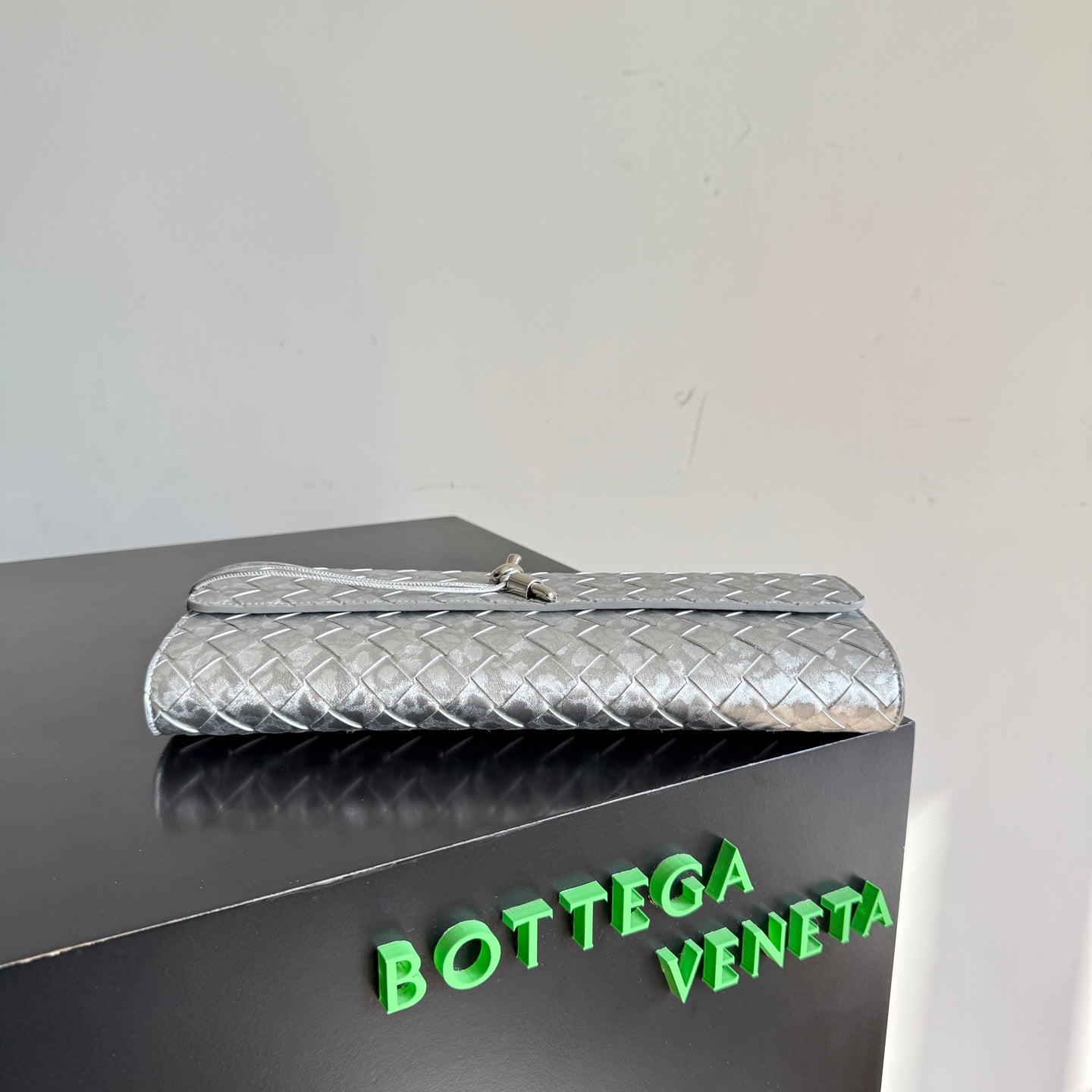 B編織- Veneta扭結扣手拿包 銀色
