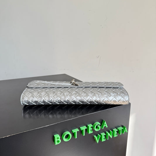 B編織- Veneta扭結扣手拿包 銀色