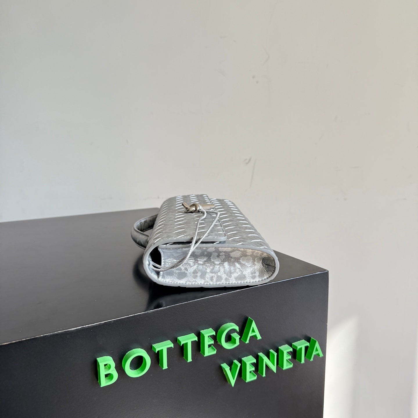 B編織- Veneta扭結扣手拿包 銀色