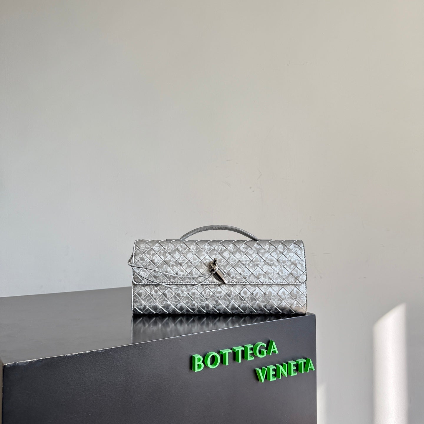 B編織- Veneta扭結扣手拿包 銀色