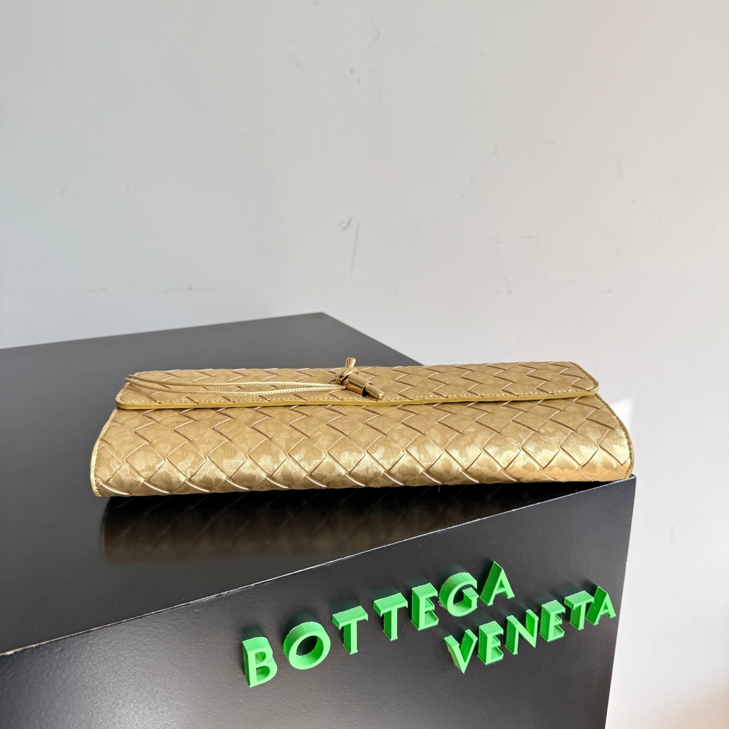 B編織- Veneta扭結扣手拿包 金色