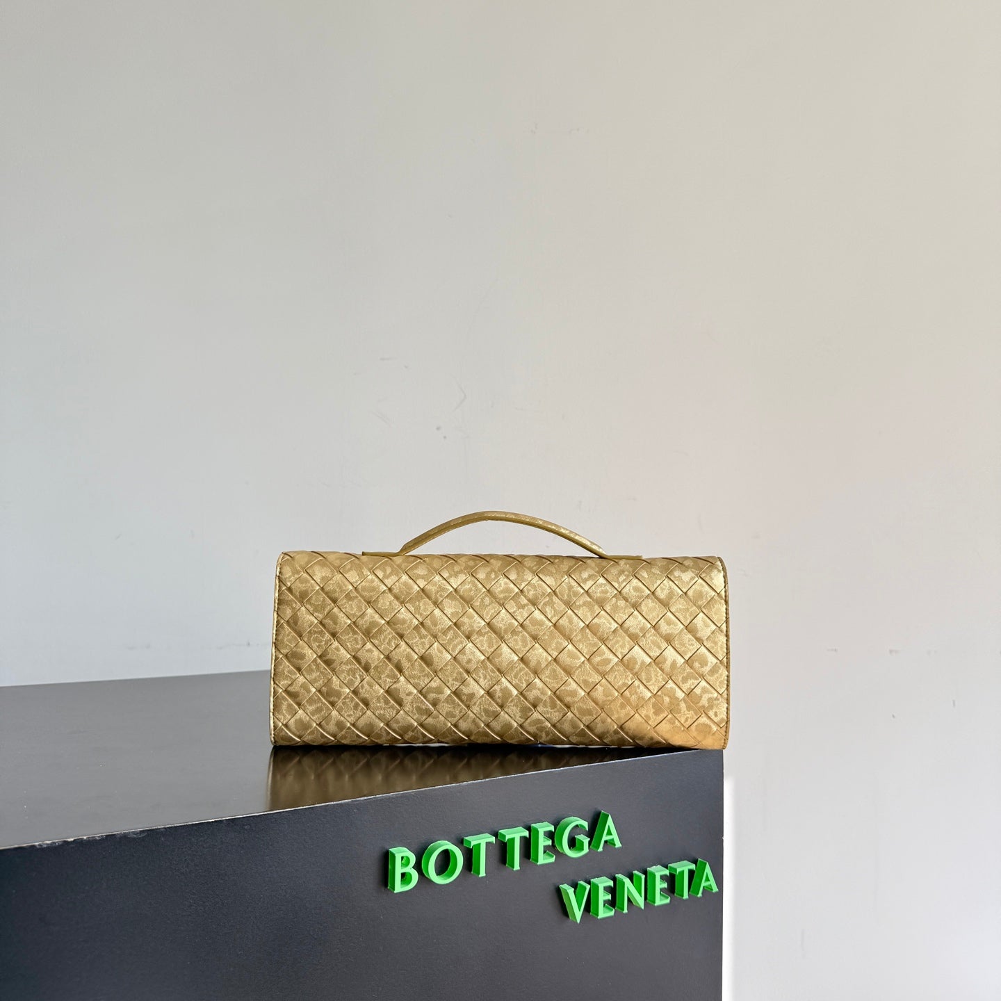 B編織- Veneta扭結扣手拿包 金色