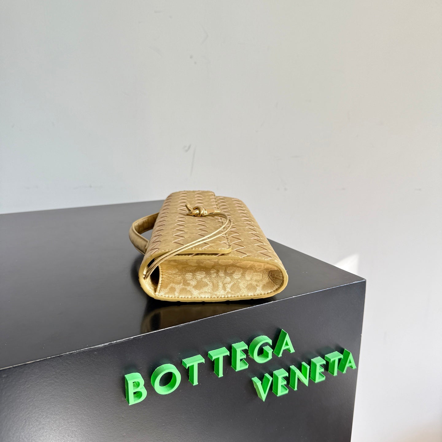 B編織- Veneta扭結扣手拿包 金色