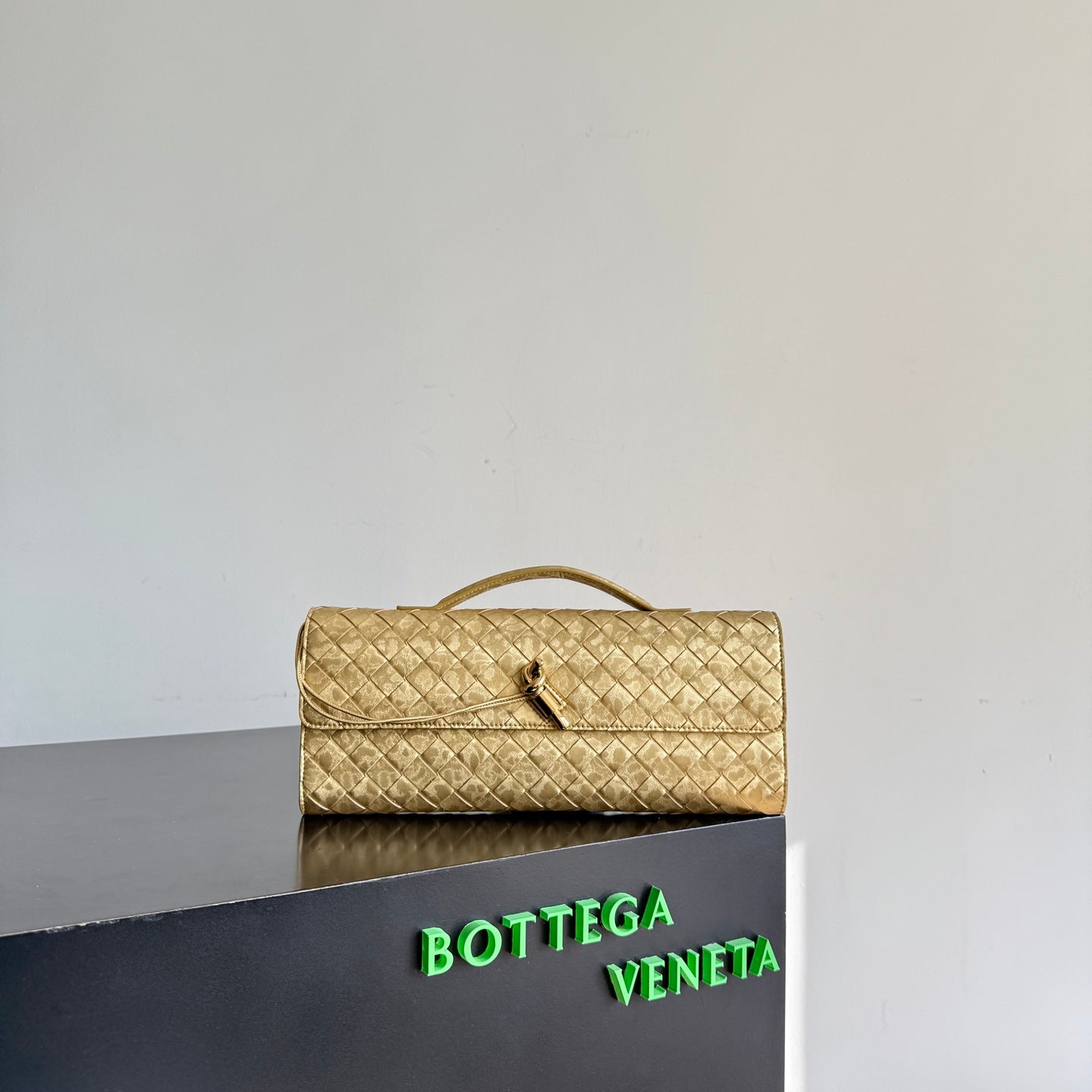 B編織- Veneta扭結扣手拿包 金色