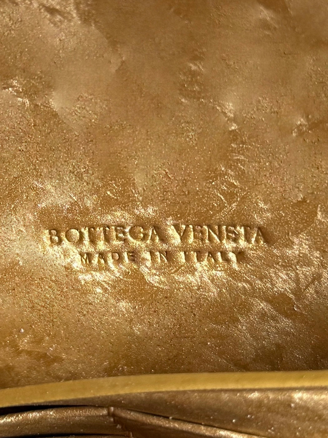 B編織- Veneta扭結扣手拿包 金色