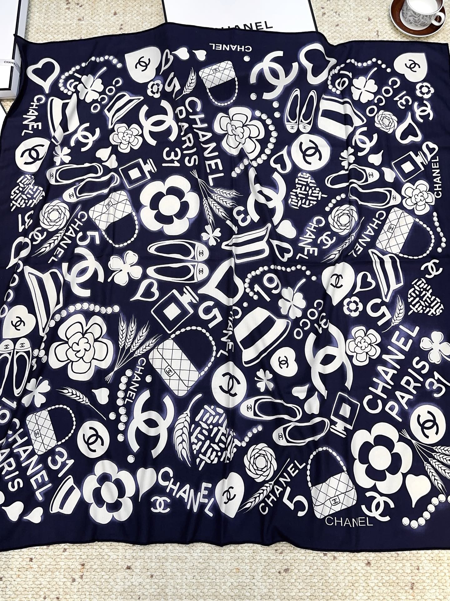 小香家-絲質羊絨方巾 140*140 兩色