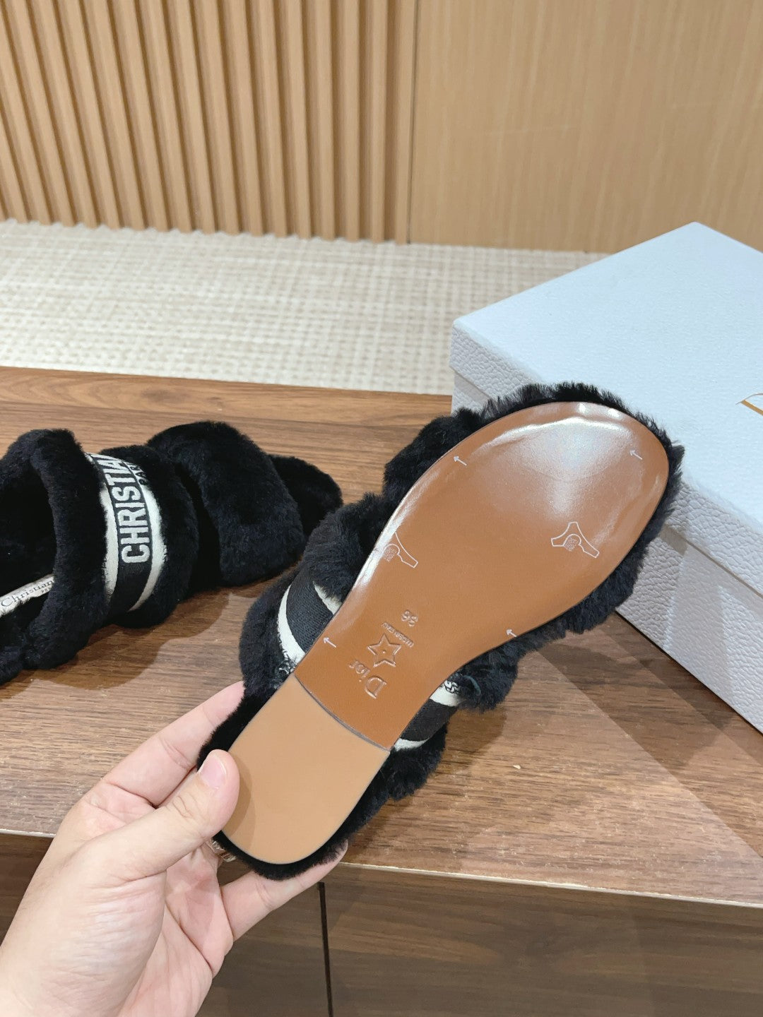 迪D家-絨毛雙帶平底拖鞋 黑色
