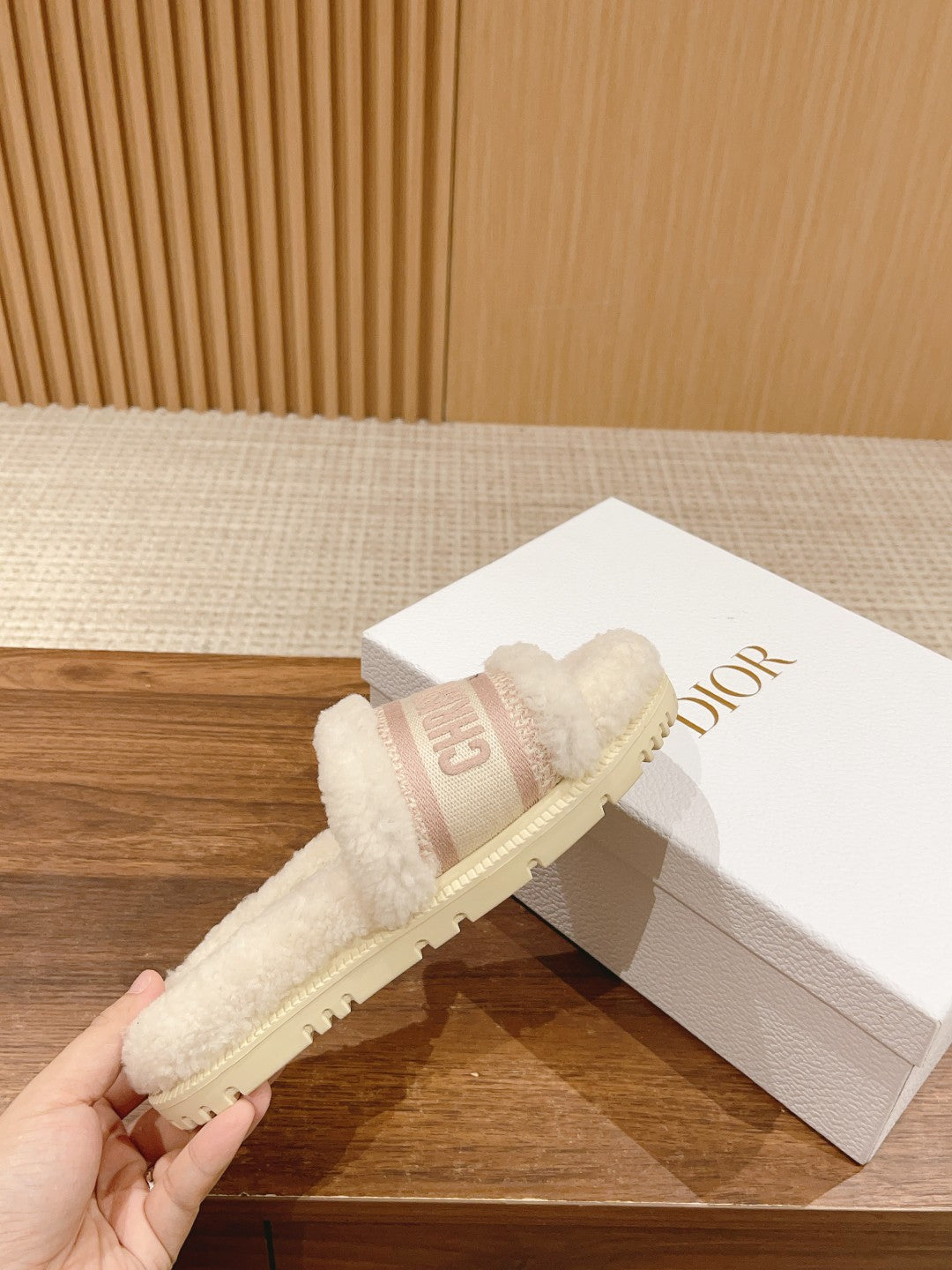 迪D家-絨毛厚底拖鞋 粉色刺繡