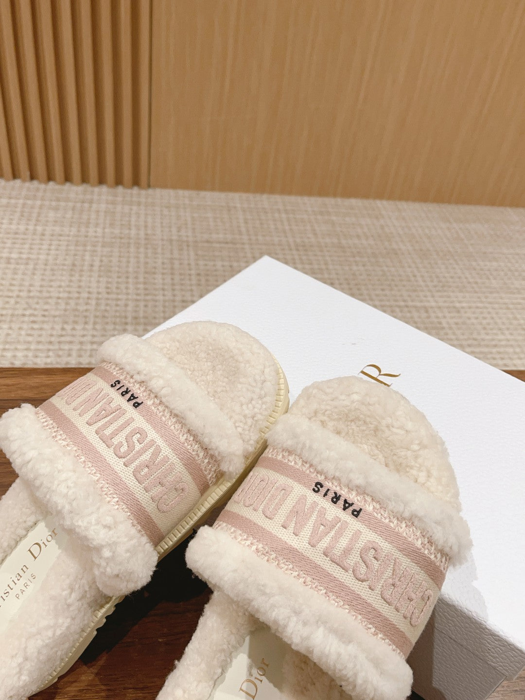 迪D家-絨毛厚底拖鞋 粉色刺繡