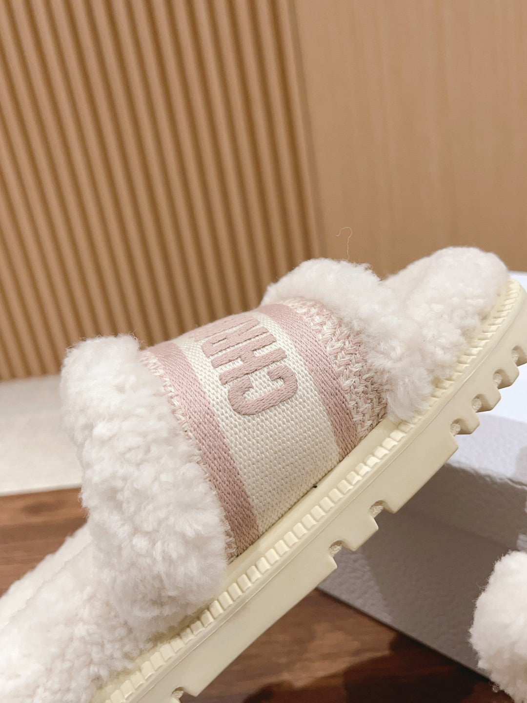 迪D家-絨毛厚底拖鞋 粉色刺繡