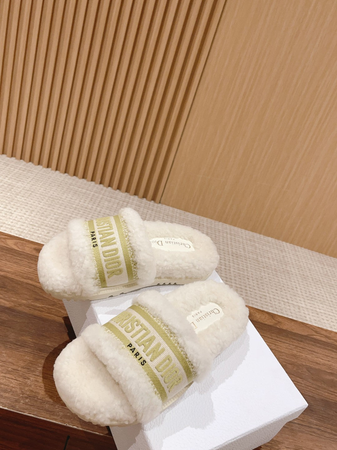 迪D家-絨毛厚底拖鞋 綠色刺繡