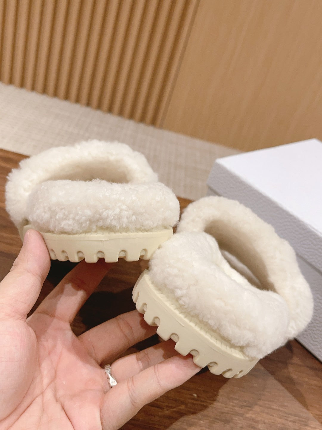 迪D家-絨毛厚底拖鞋 深藍刺繡