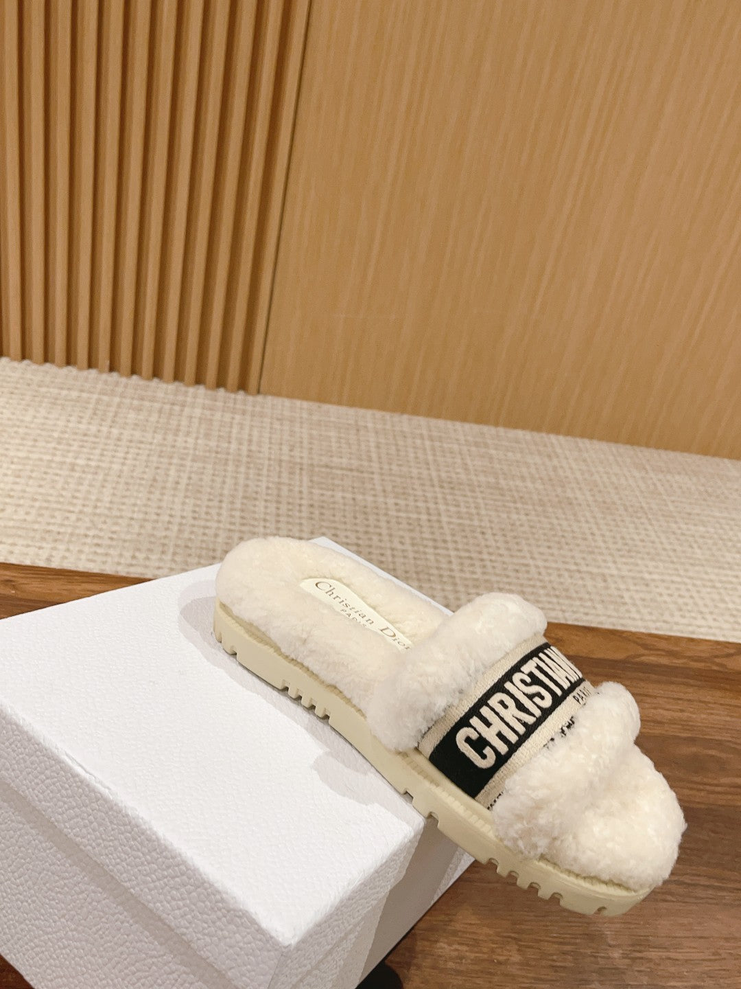 迪D家-絨毛厚底拖鞋 黑色刺繡