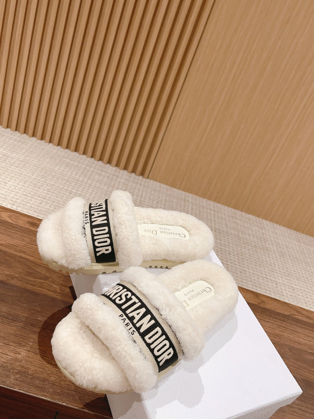 迪D家-絨毛厚底拖鞋 黑色刺繡
