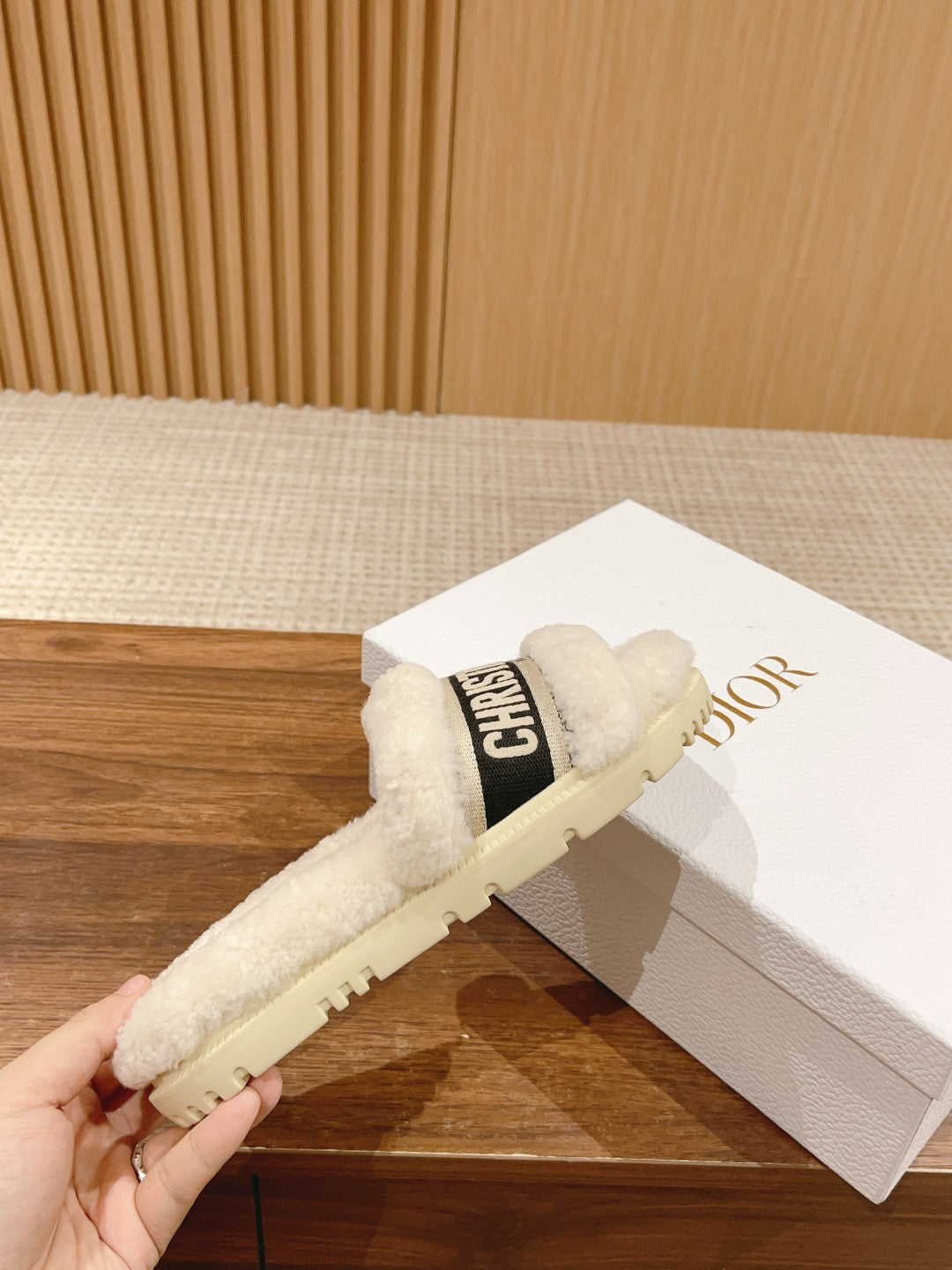 迪D家-絨毛厚底拖鞋 黑色刺繡
