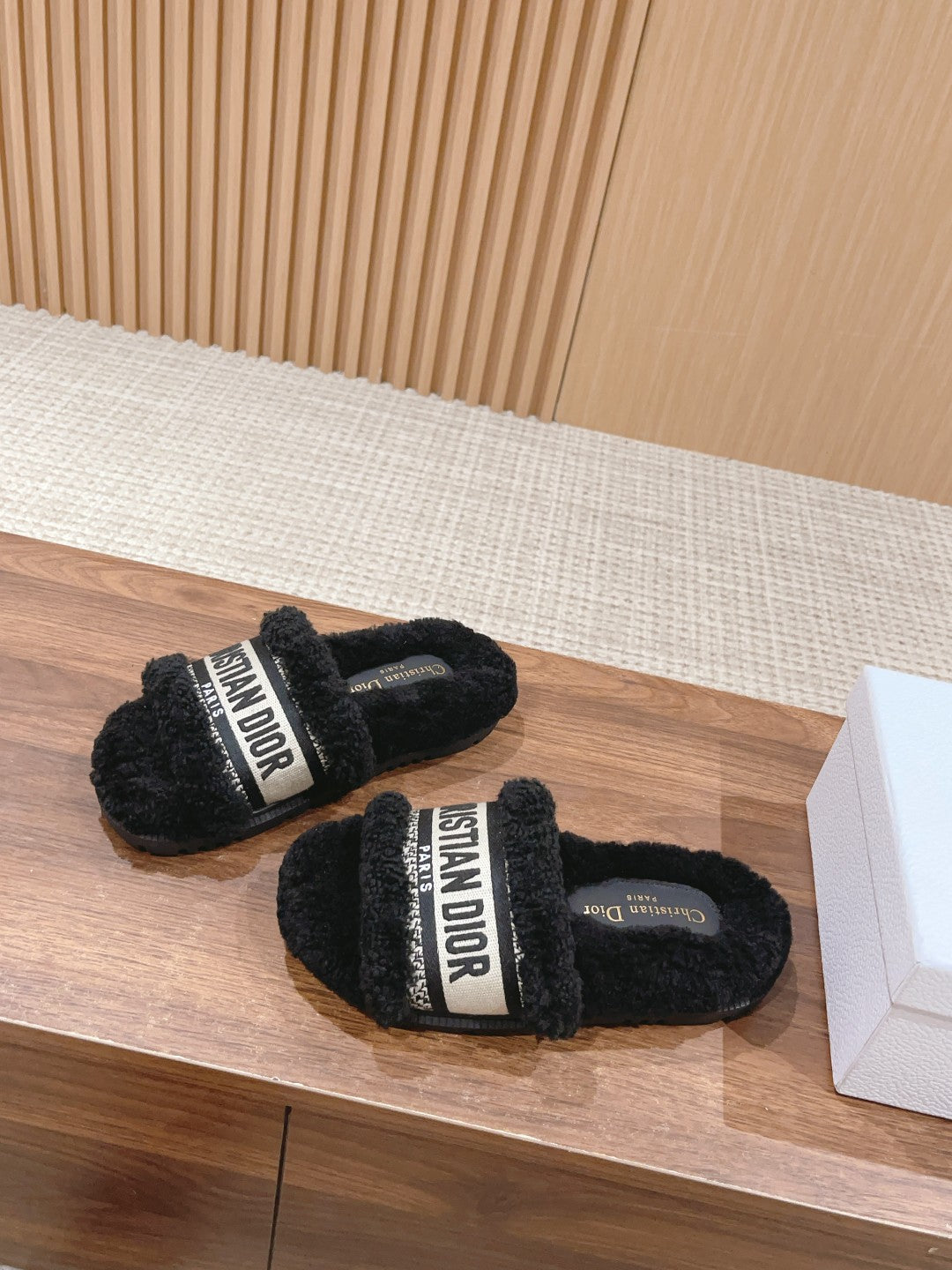 迪D家-絨毛厚底拖鞋 黑色刺繡