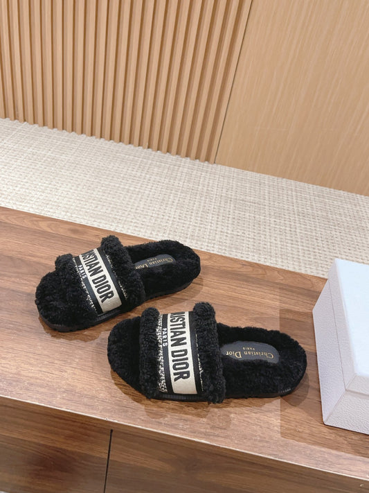 迪D家-絨毛厚底拖鞋 黑色刺繡
