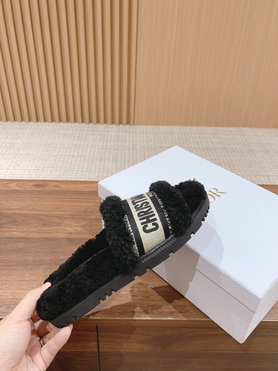 迪D家-絨毛厚底拖鞋 黑色刺繡