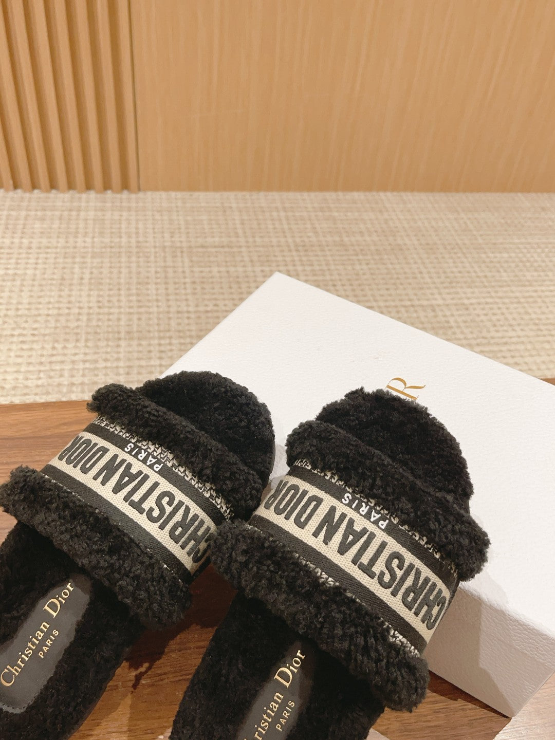 迪D家-絨毛厚底拖鞋 黑色刺繡