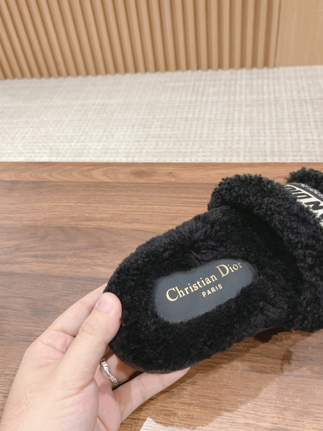 迪D家-絨毛厚底拖鞋 黑色刺繡