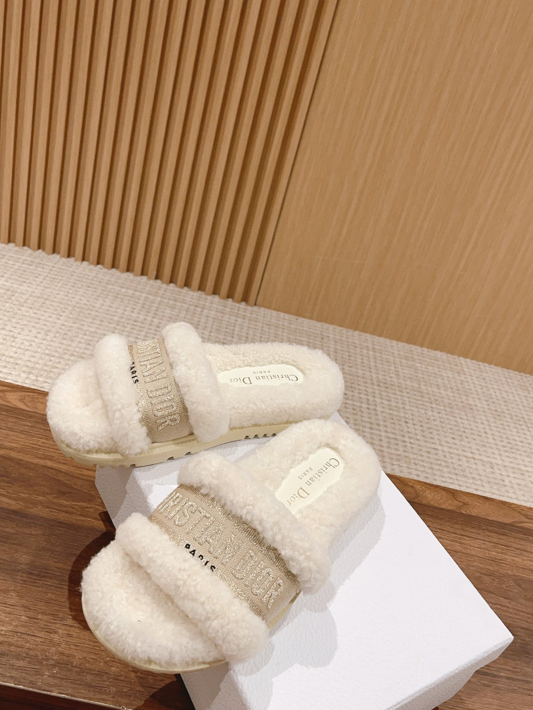 迪D家-絨毛厚底拖鞋 米色刺繡