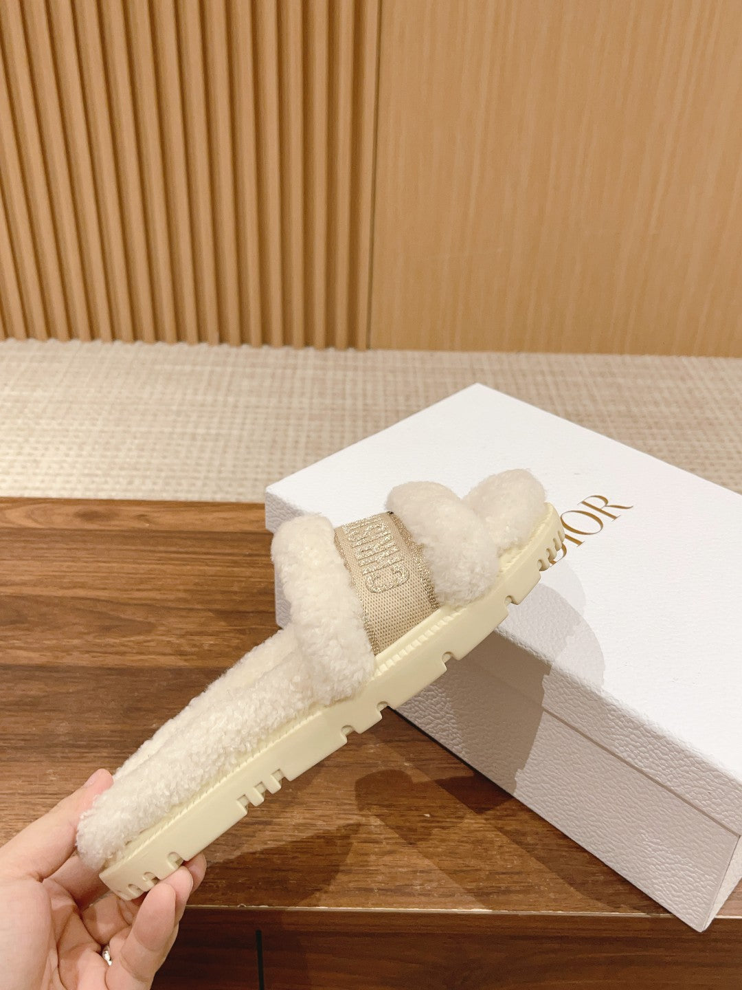 迪D家-絨毛厚底拖鞋 米色刺繡