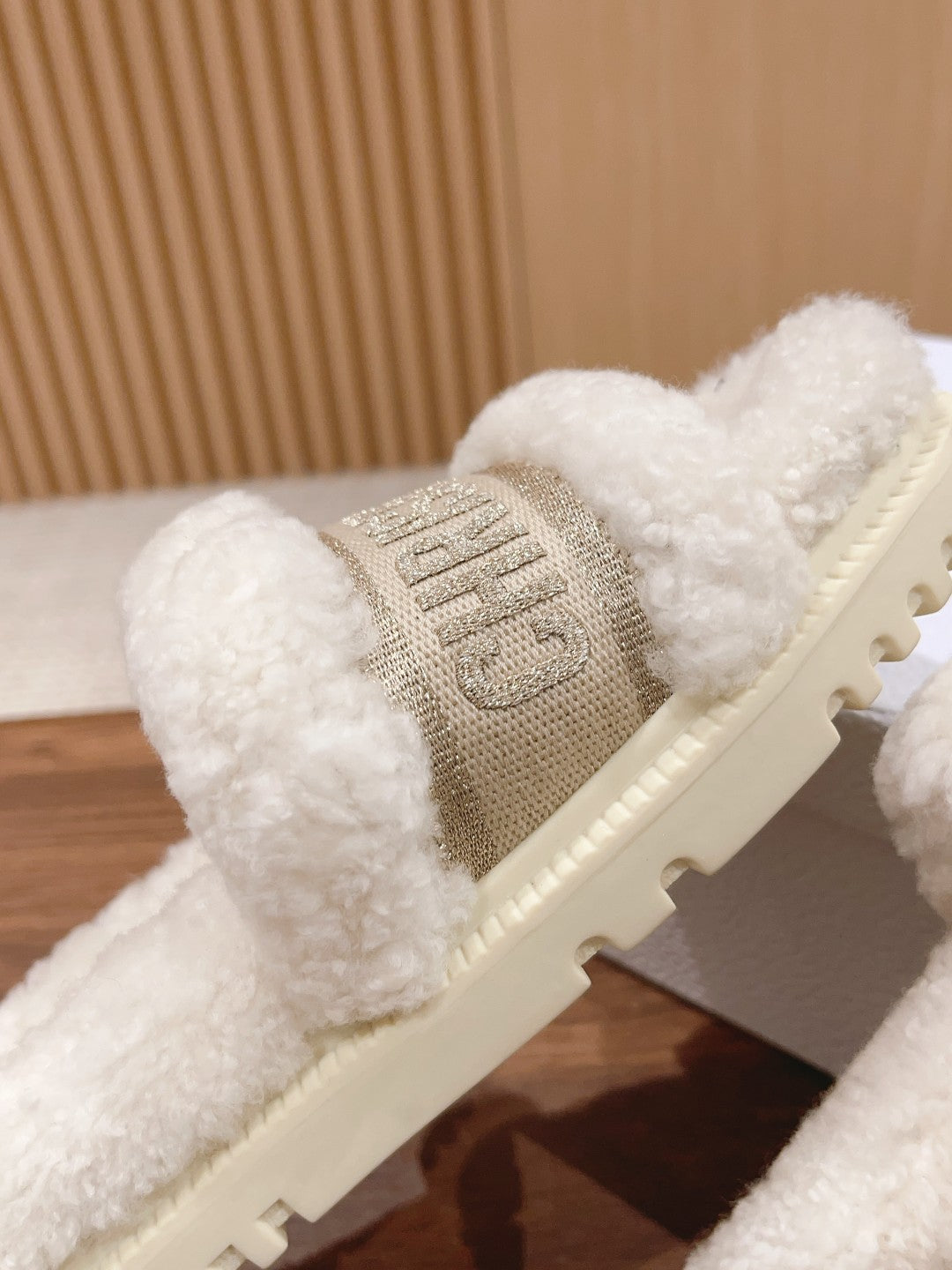 迪D家-絨毛厚底拖鞋 米色刺繡