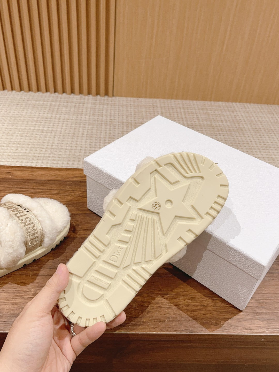 迪D家-絨毛厚底拖鞋 米色刺繡