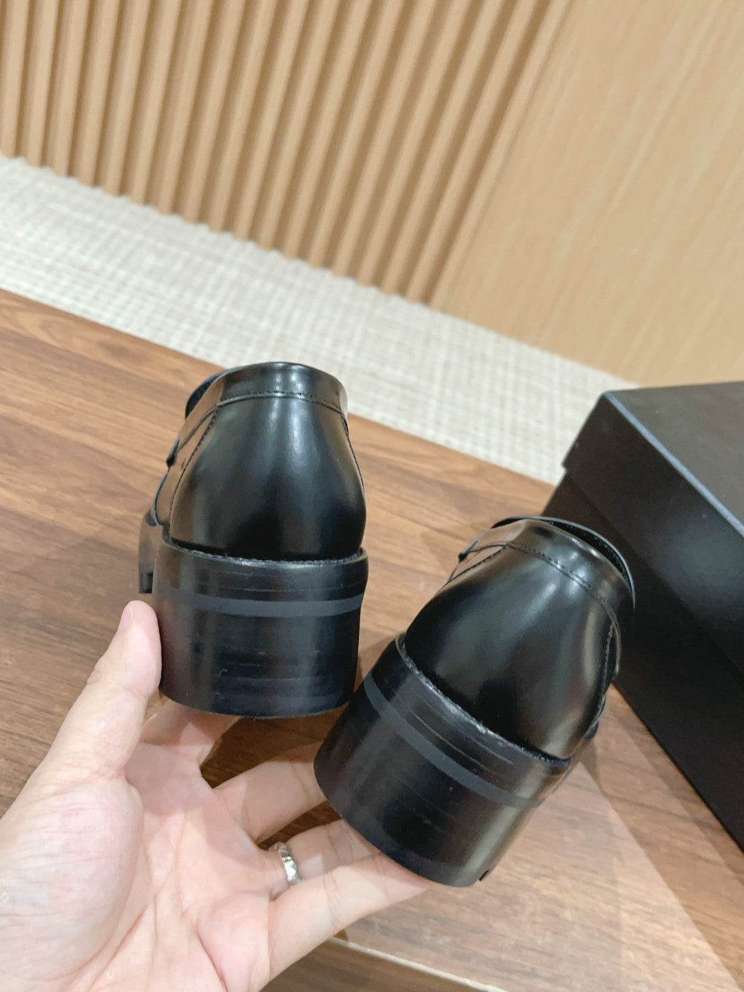 小香家-銀扣Logo厚底樂福鞋 黑白色
