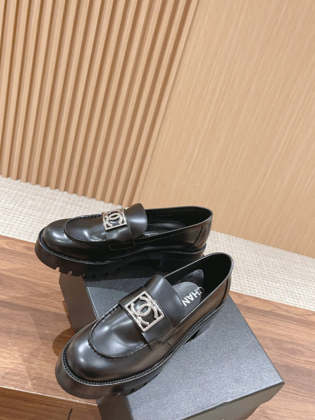 小香家-銀扣Logo厚底樂福鞋 黑色