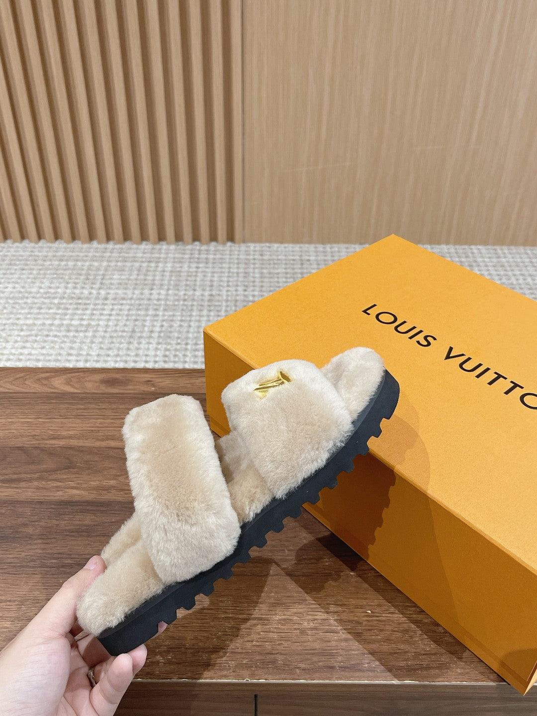 路L家-皮毛一體拖鞋 米色