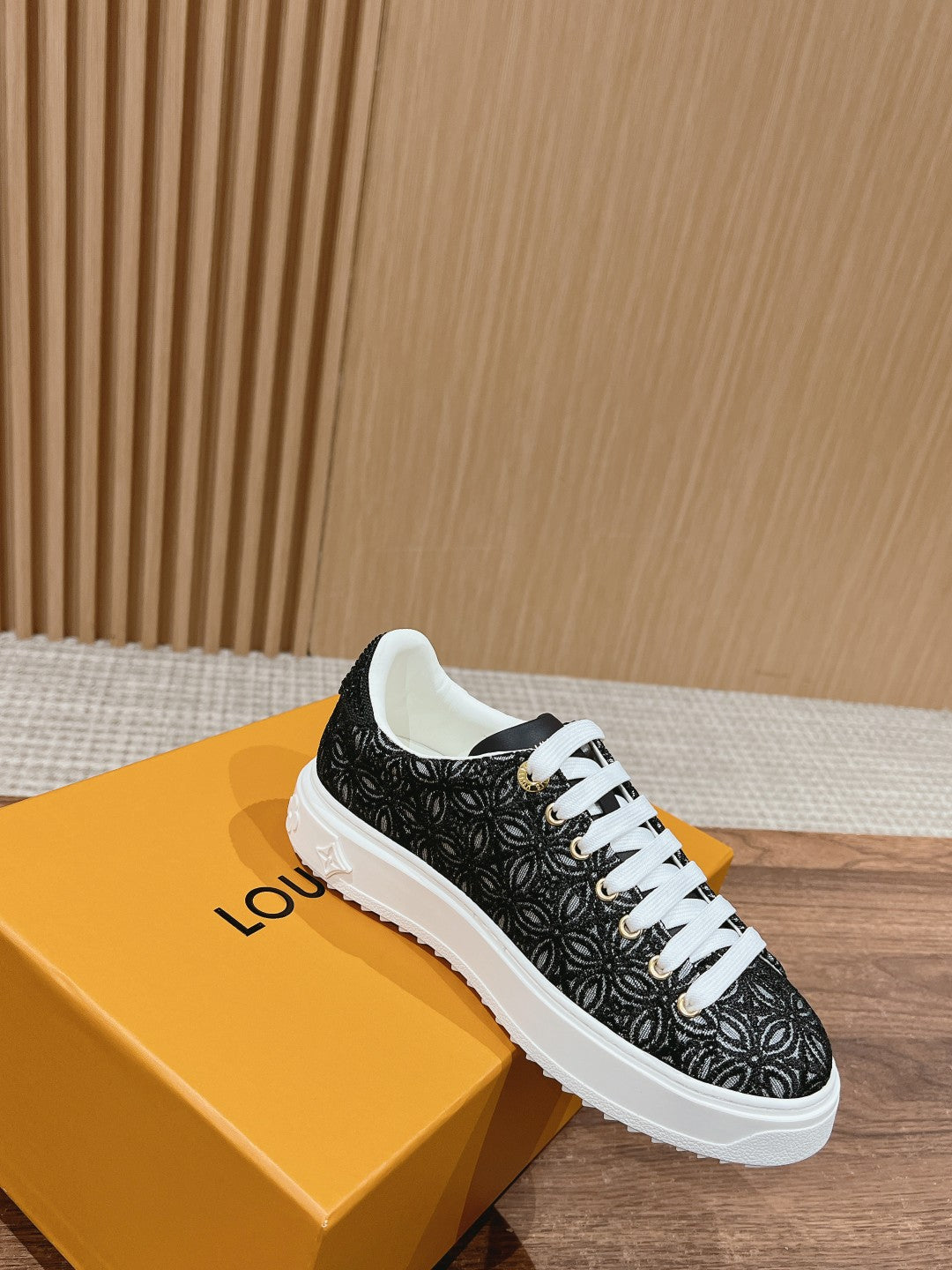 路L家-金屬質感皮革飾邊運動鞋 黑色