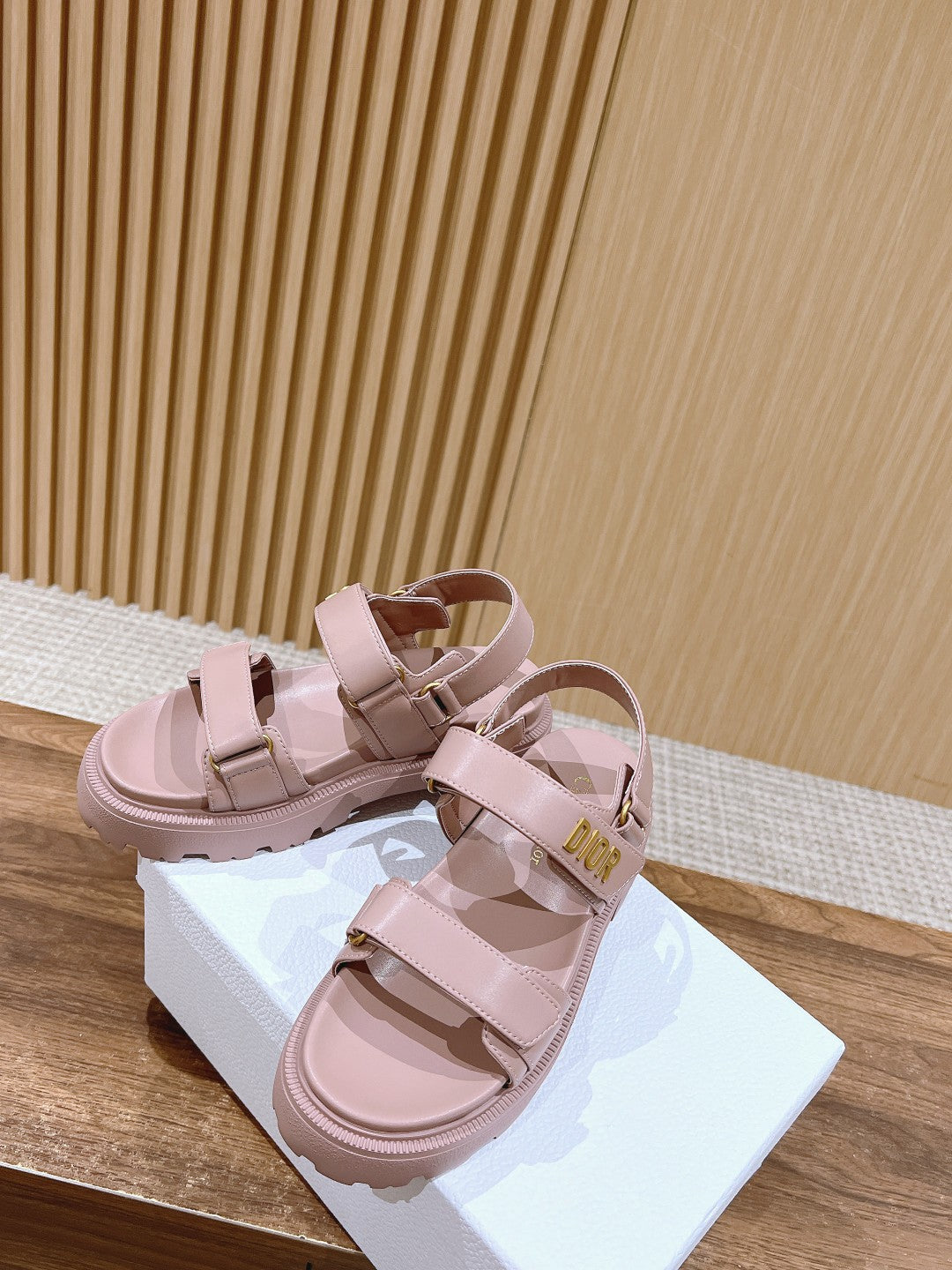 迪D家-皮面Christian 厚底魔鬼氈涼鞋 粉色