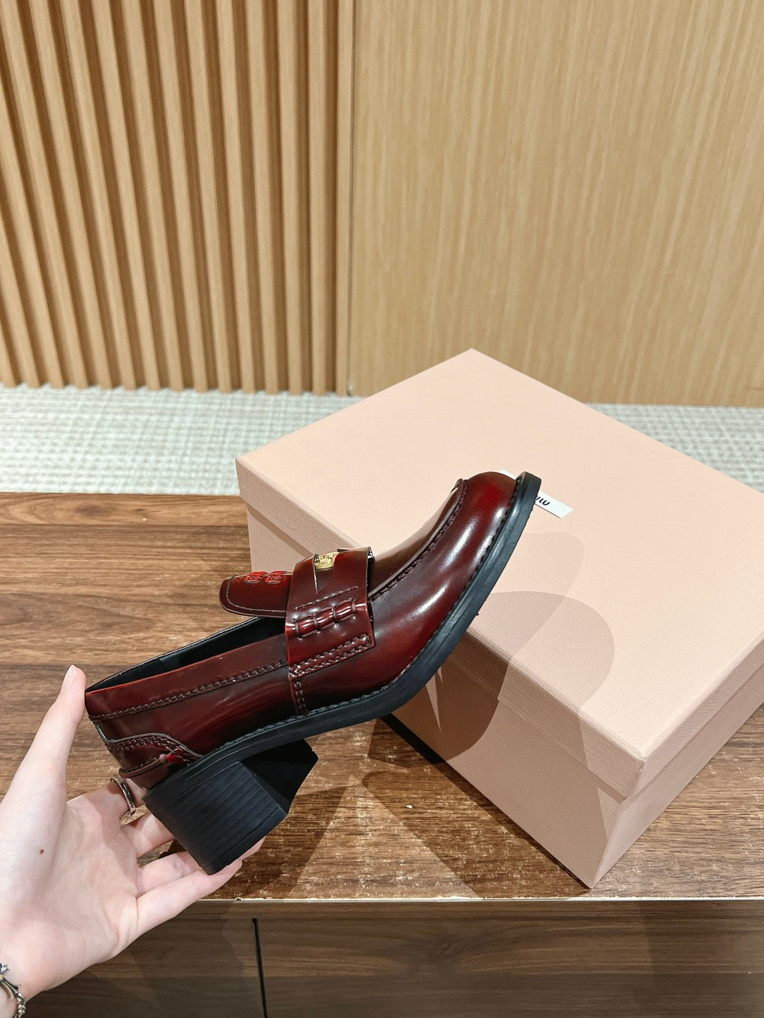穆M家-金幣粗跟樂福鞋6CM 黑紅色