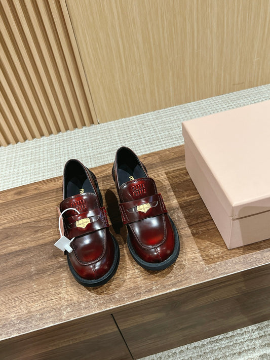 穆M家-金幣粗跟樂福鞋6CM 黑紅色