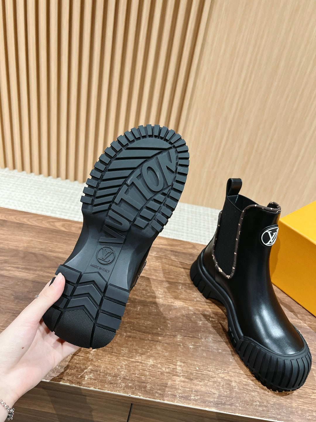 路L家-LOGO短靴 皮面黑色