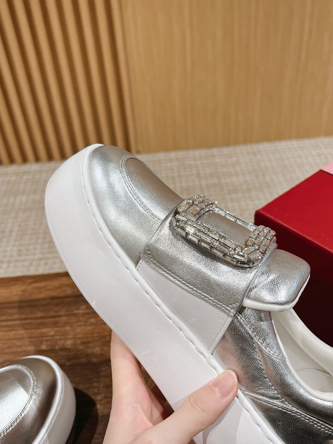 RV 鑽扣雲朵𝐏𝐮𝐟𝐟休閒鞋 銀色