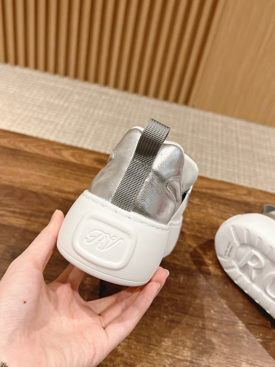 RV 鑽扣雲朵𝐏𝐮𝐟𝐟休閒鞋 銀色