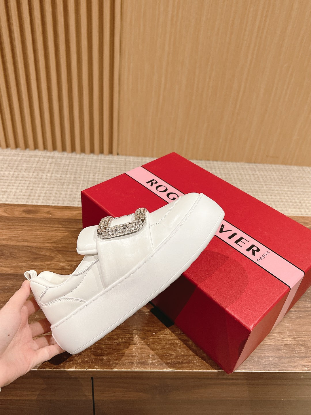 RV 鑽扣雲朵𝐏𝐮𝐟𝐟休閒鞋 白色