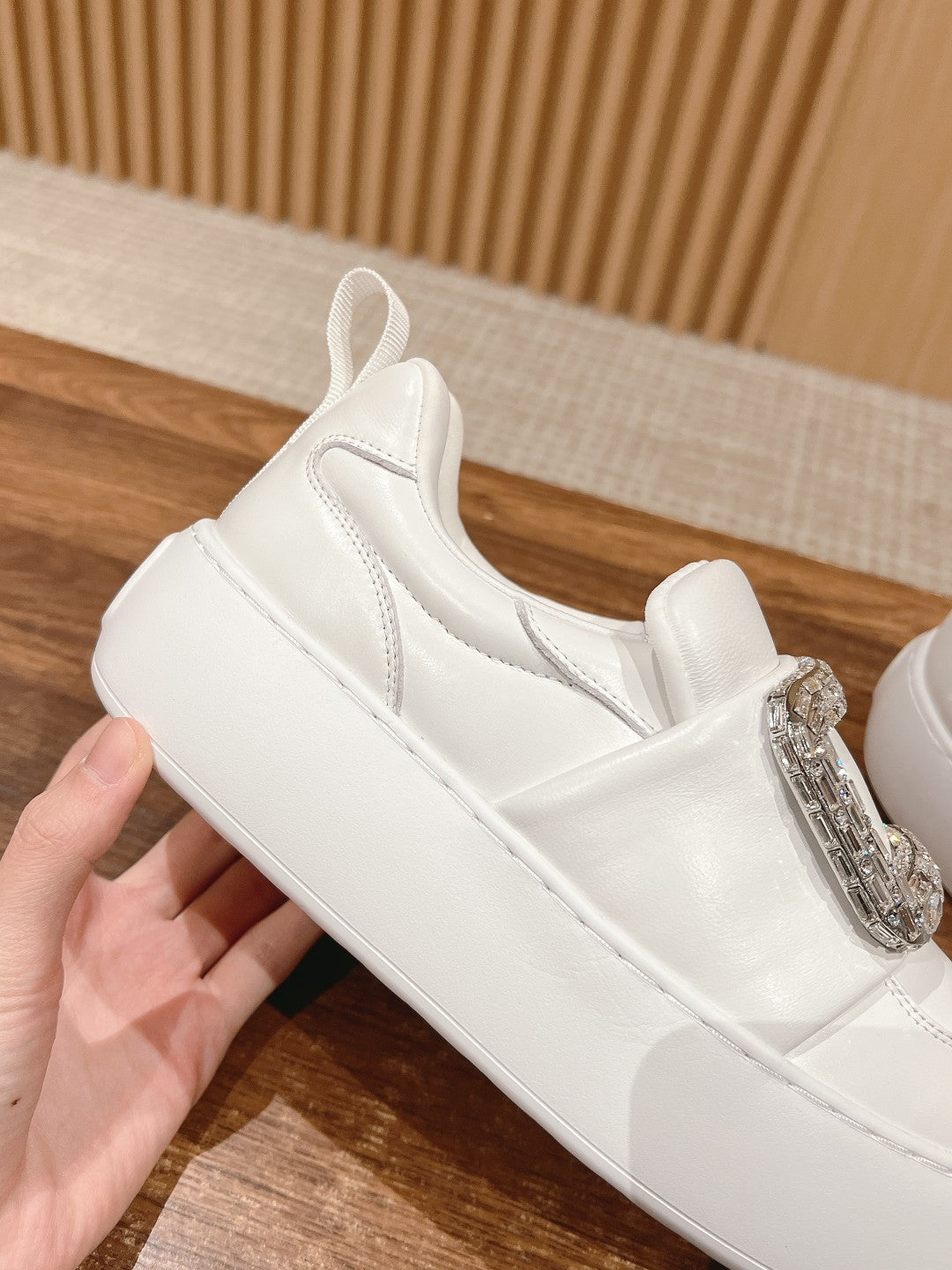 RV 鑽扣雲朵𝐏𝐮𝐟𝐟休閒鞋 白色