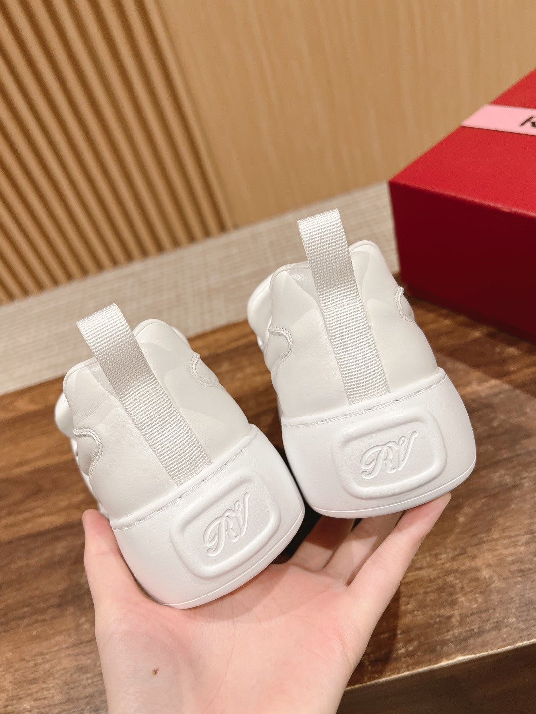RV 鑽扣雲朵𝐏𝐮𝐟𝐟休閒鞋 白色